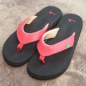 Women’s Sanuk pink flip flops
